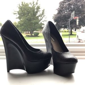 Black wedges
